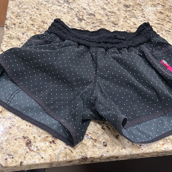 Lululemon shorts size 6 super cute! - Picture 2 of 4